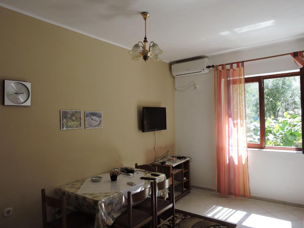 TV a/nebo společenská místnost v ubytování Apartments Ivanov