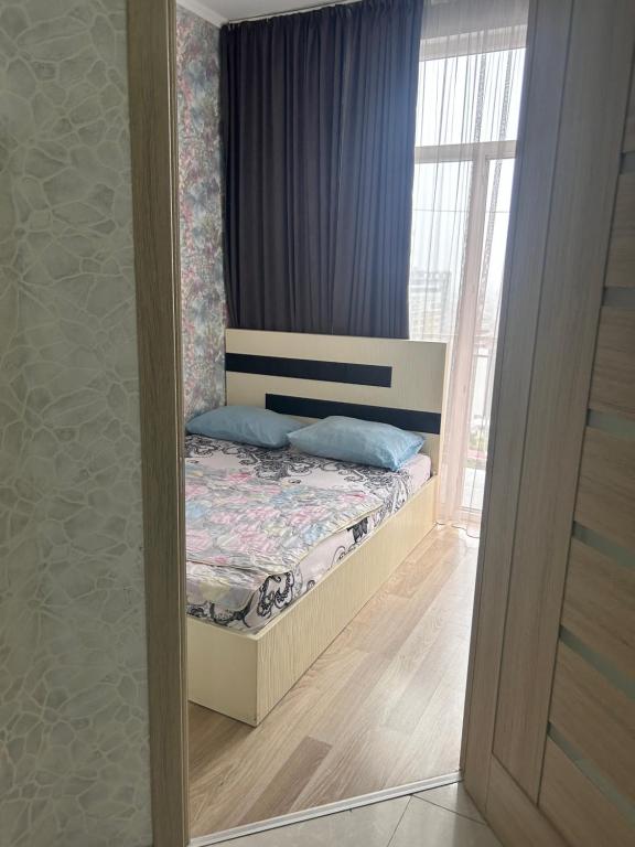 AngisaにあるGood Homeの窓のある部屋にベッドがある寝室