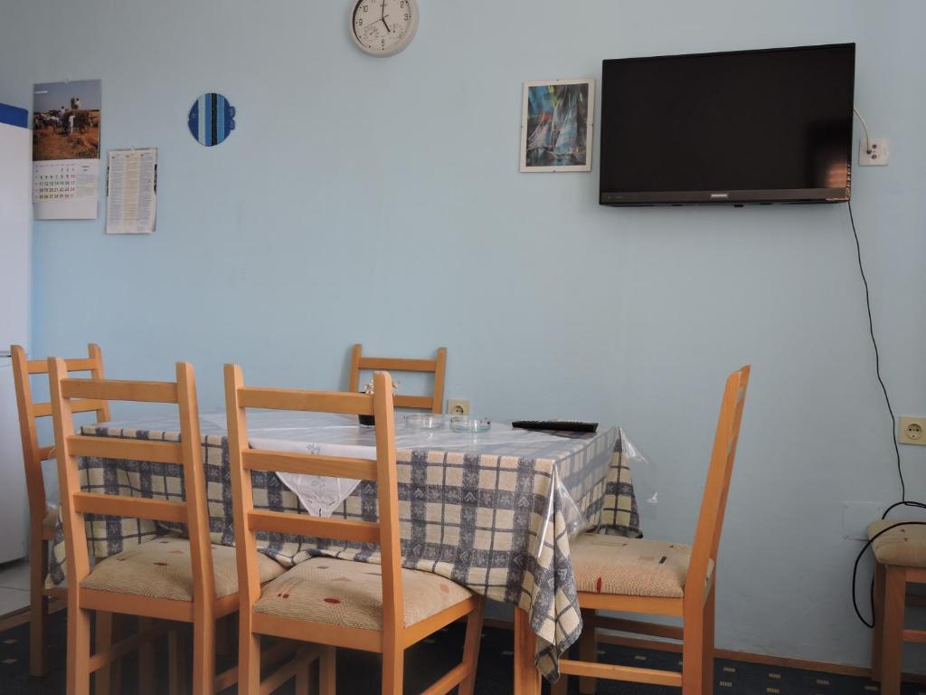 TV a/nebo společenská místnost v ubytování Apartments Ivanov