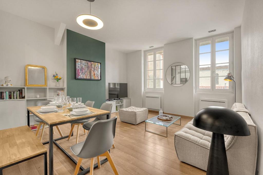 un salon avec une table et une salle à manger dans l'établissement Madinina - Appt de 72 m² à Toulouse, à Toulouse