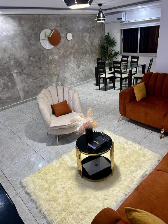 Posezení v ubytování 2Bed Abidjan Apartment- Relax Explore & Unwind