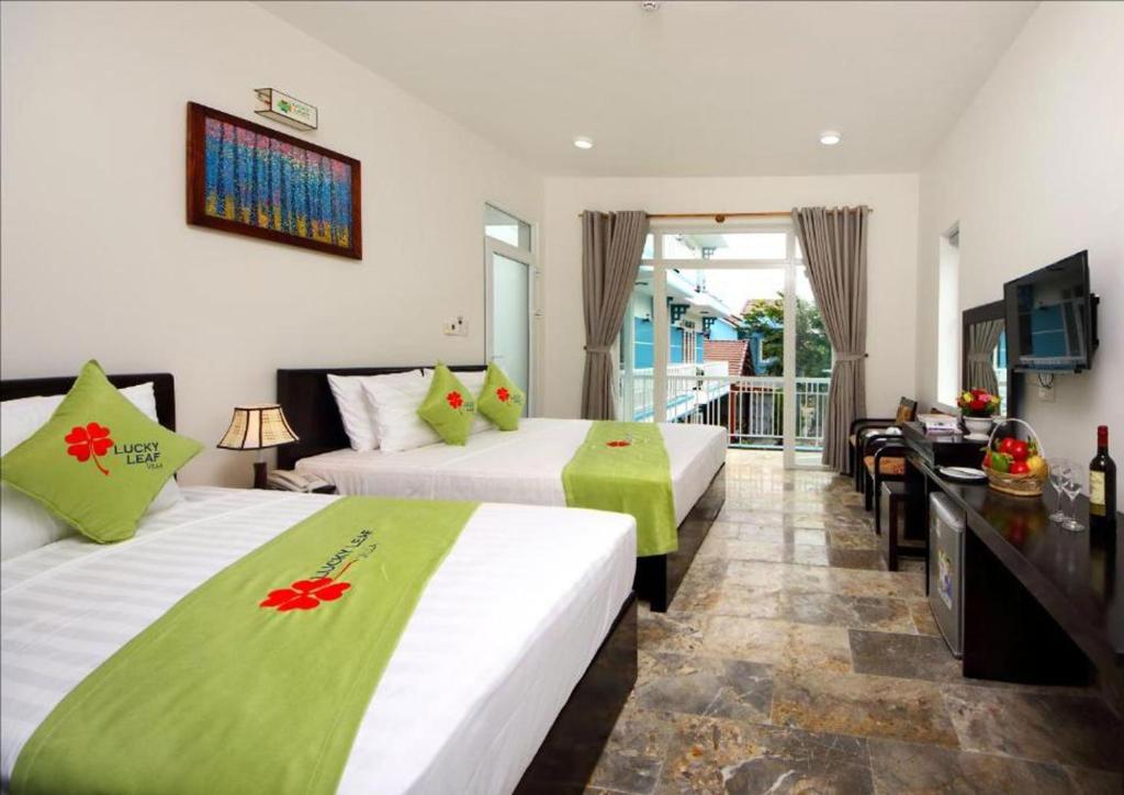 Giường trong phòng chung tại Lucky Leaf Hoian Villa