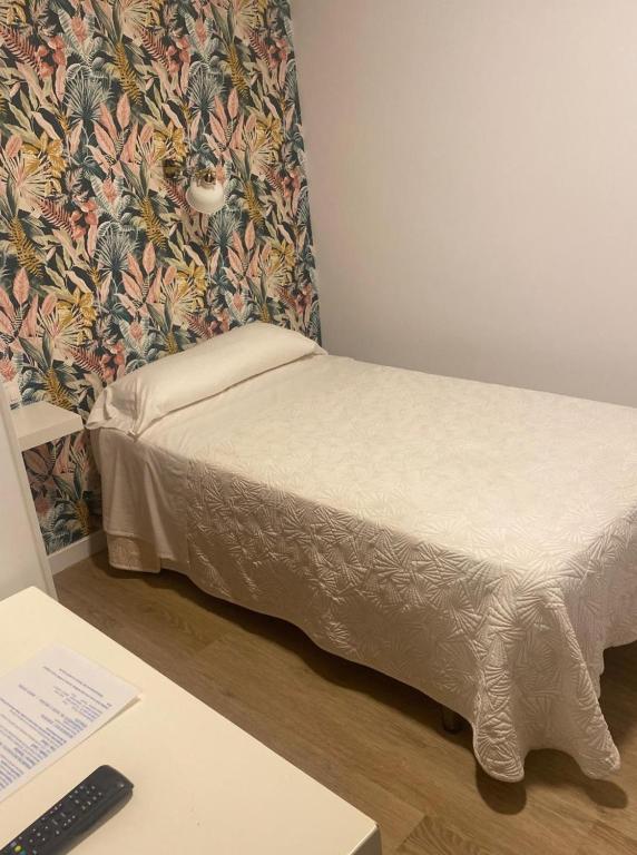 A bed or beds in a room at Hotel Ovetense