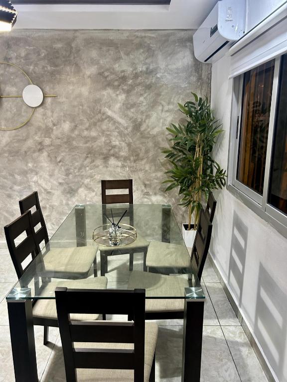 Posezení v ubytování 2Bed Abidjan Apartment- Relax Explore & Unwind