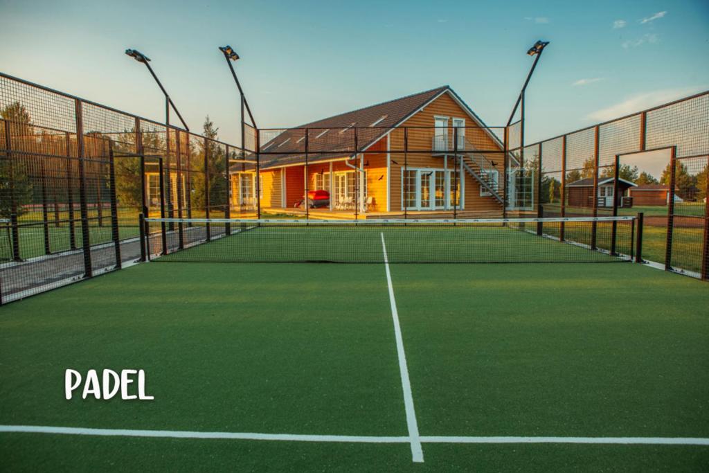 Tenis a/nebo squash v ubytování Raba Kärg, nebo okolí