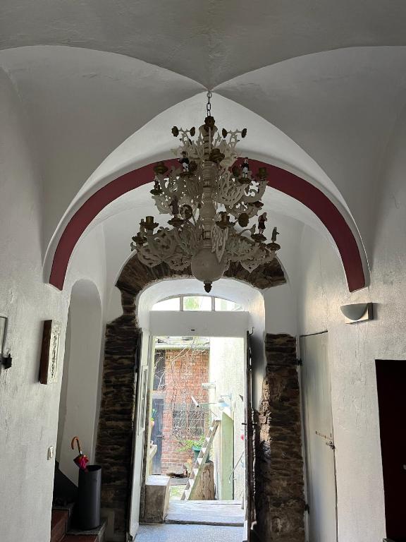 a chandelier hanging from a ceiling in a hallway at Hinter der Alten Post in Annaberg-Buchholz