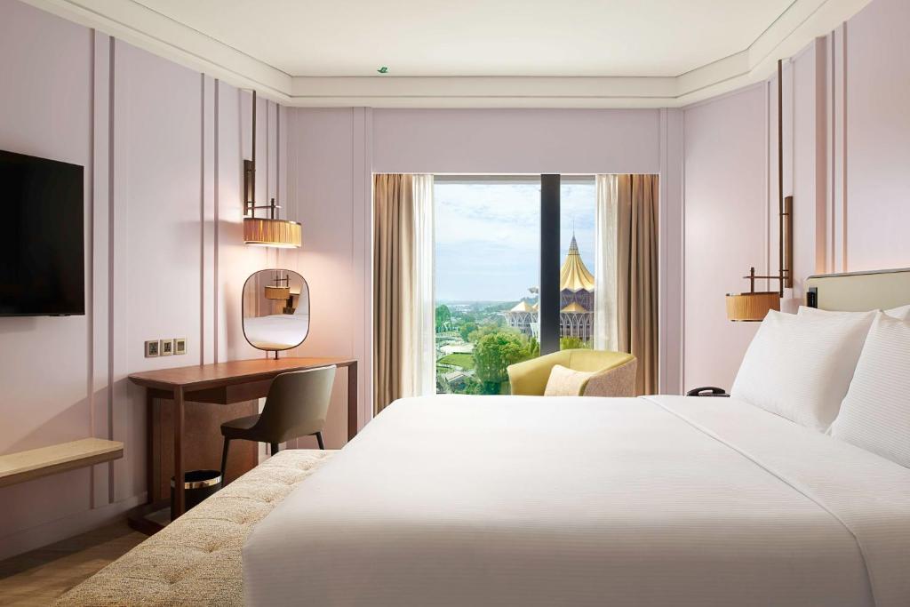 Postel nebo postele na pokoji v ubytování Hilton Kuching Hotel