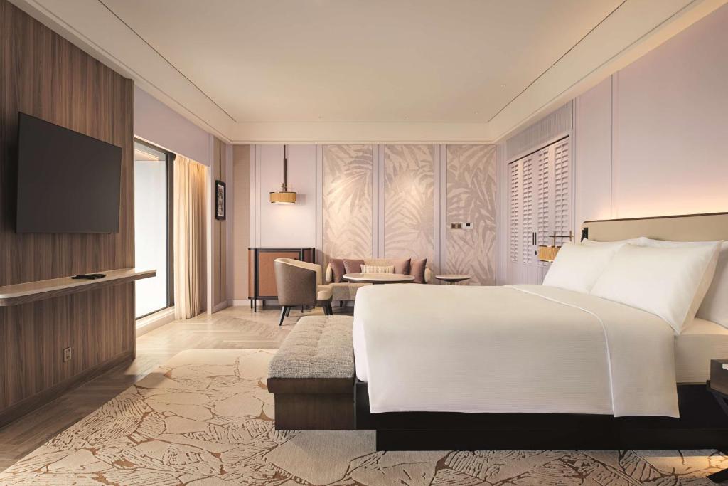 Postel nebo postele na pokoji v ubytování Hilton Kuching Hotel