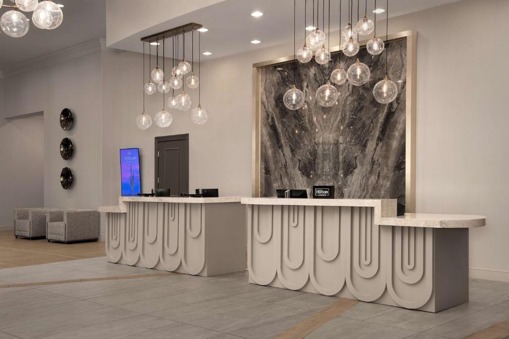 Televiisor ja/või meelelahutuskeskus majutusasutuses Hilton Phoenix Chandler