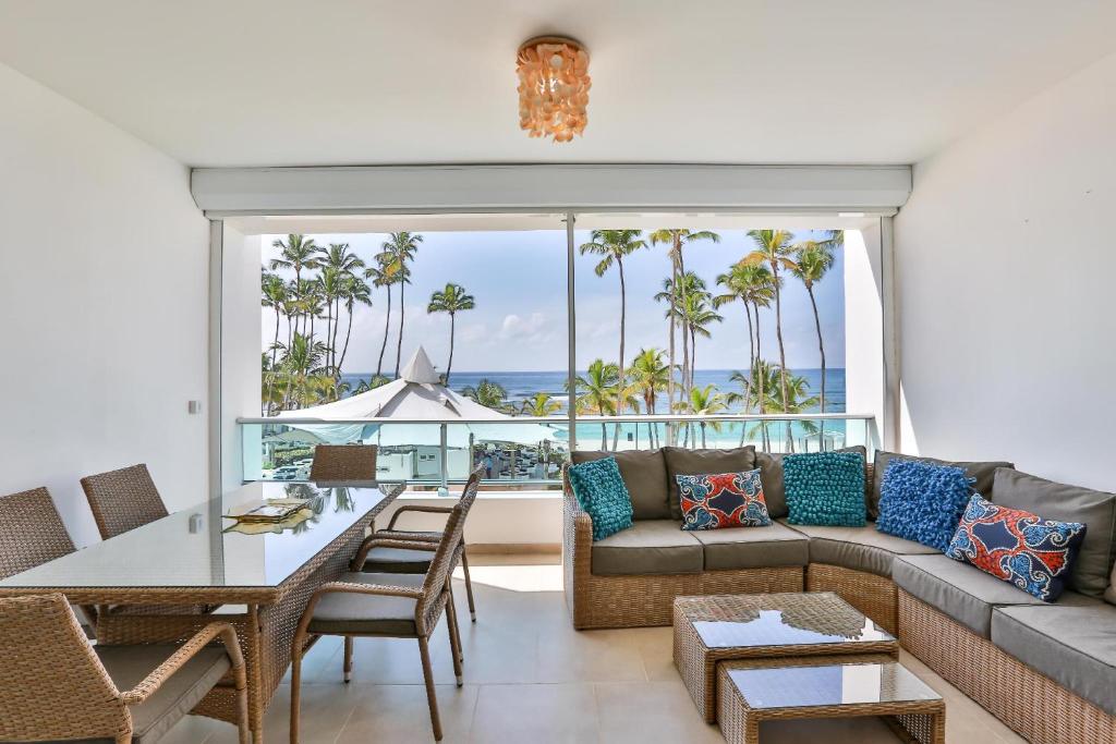 Marbella Juan Dolio Beachfront的休息区
