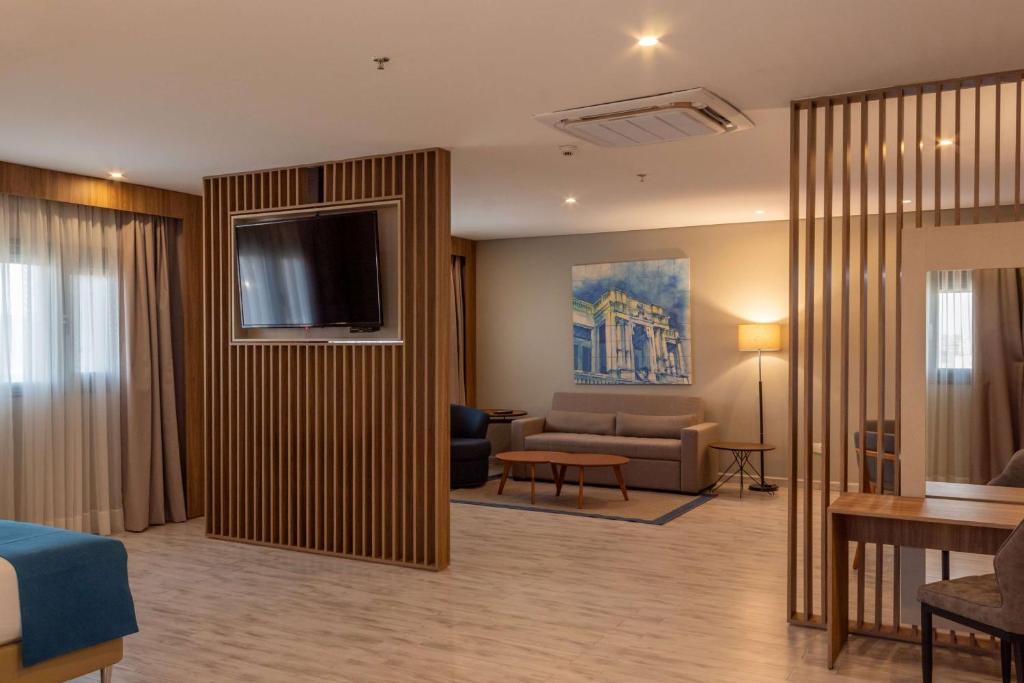 Uma área de estar em Tryp by Wyndham Asuncion