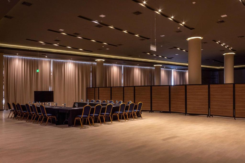 A área empresarial e/ ou a sala de conferências de Tryp by Wyndham Asuncion