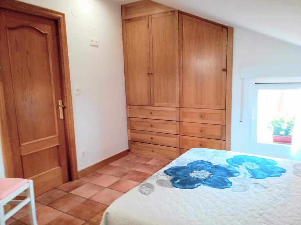 Łóżko lub łóżka w pokoju w obiekcie alaia apartamento