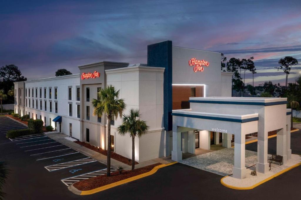 een weergave van de buitenkant van een hotel bij Hampton Inn by Hilton Panama City Beach in Panama City Beach