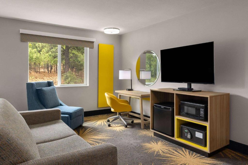 TV a/nebo společenská místnost v ubytování Days Inn by Wyndham Williams