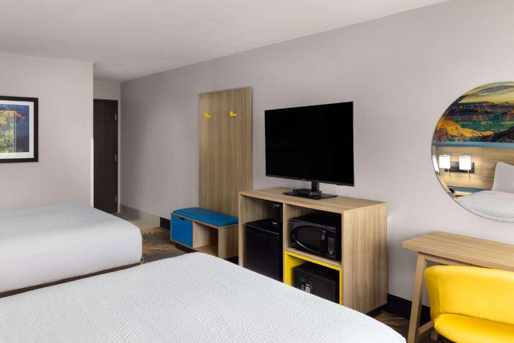 TV a/nebo společenská místnost v ubytování Days Inn by Wyndham Williams