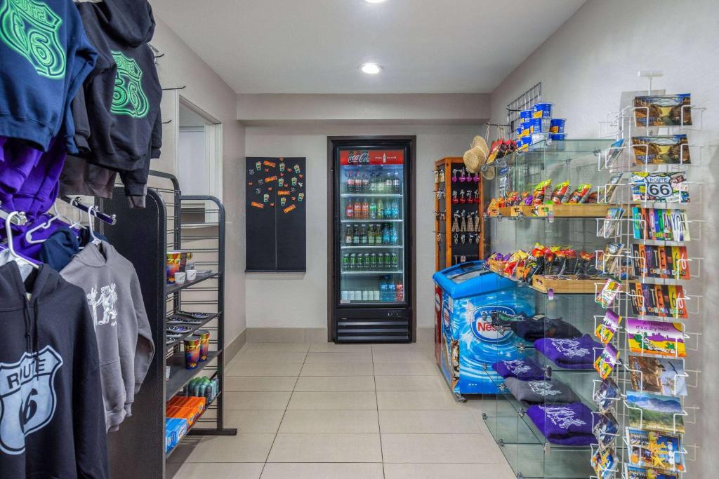 Supermarket nebo jiné obchody v  hotelu nebo okolí