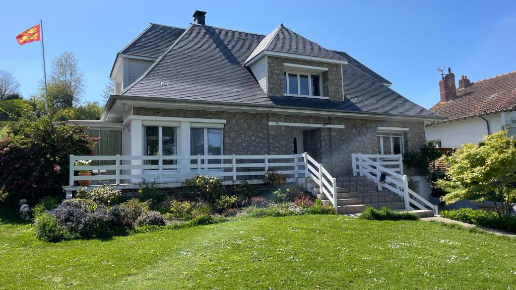 a house with a white fence on a yard at Maison Coco Quiberville sur Mer- Seaside Golfers villa - near Golf de Dieppe in Quiberville