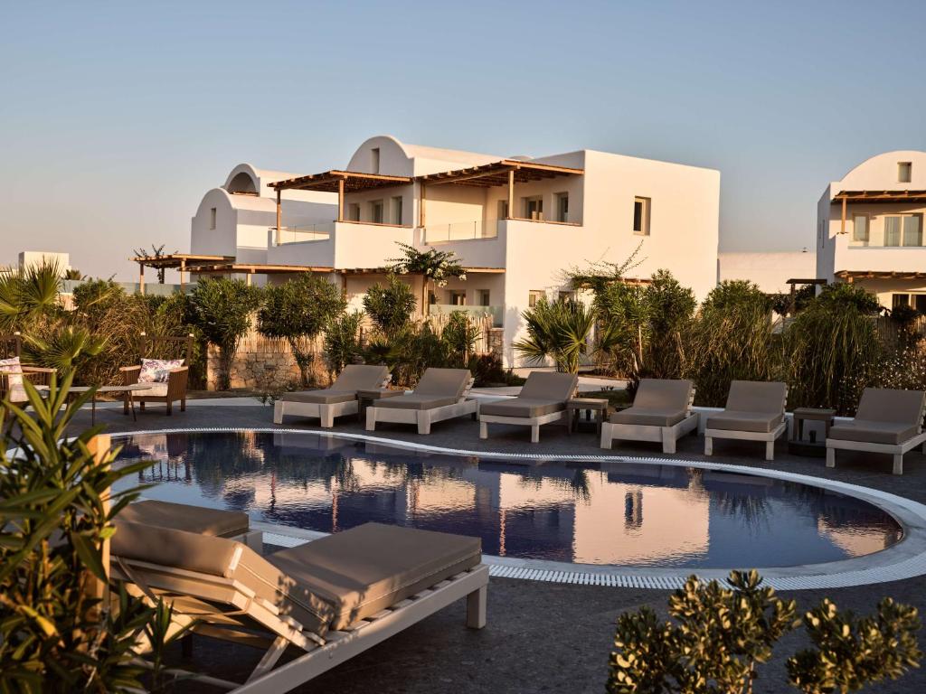 Bazén v ubytování Sea Breeze Santorini Beach Resort, Curio By Hilton nebo v jeho okolí