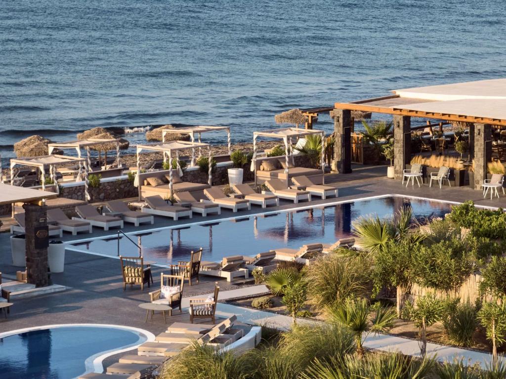 Bazén v ubytování Sea Breeze Santorini Beach Resort, Curio By Hilton nebo v jeho okolí