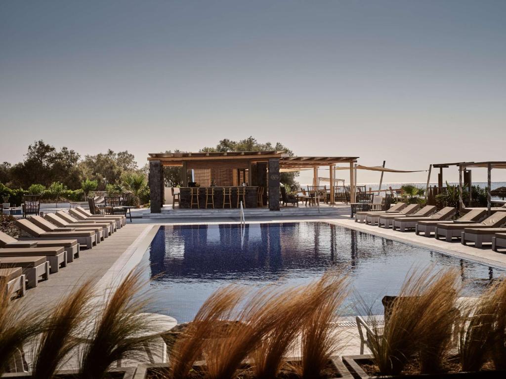 Bazén v ubytování Sea Breeze Santorini Beach Resort, Curio By Hilton nebo v jeho okolí