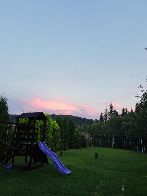 Pohľad na východ alebo západ slnka z dovolenkového domu alebo blízkeho okolia