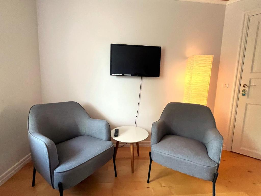 TV a/nebo společenská místnost v ubytování Johnnys Bed & Breakfast