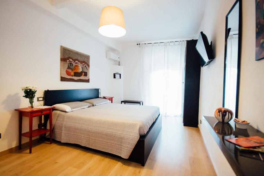 ein Schlafzimmer mit einem großen Bett in einem Zimmer in der Unterkunft Bed à Cala in Palermo