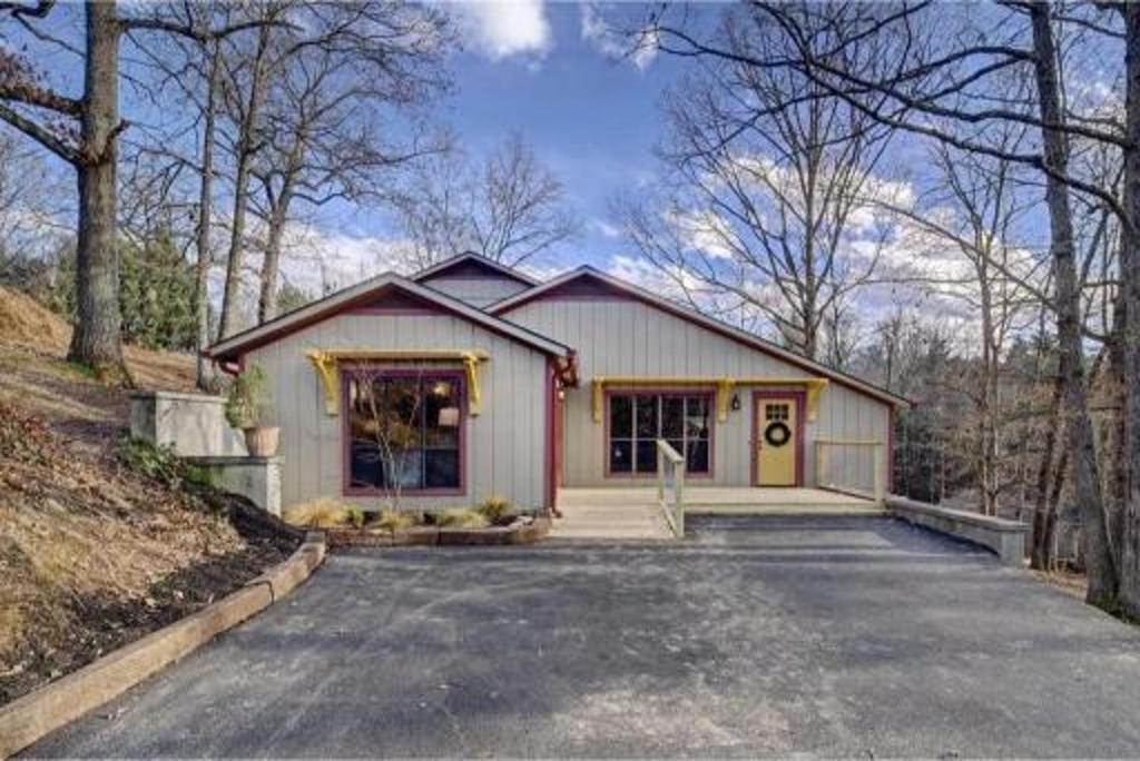una casa con una entrada para autos en frente de ella en Emmas Rare Find By Beyond Expectations W Hot Tub, en Sevierville