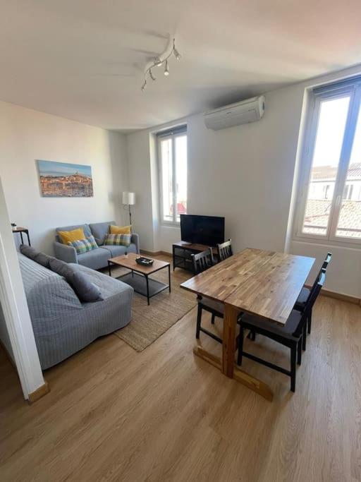 un salon avec un canapé et une table dans l'établissement Le Pardigon -Fibre-Climatisation, à Marseille