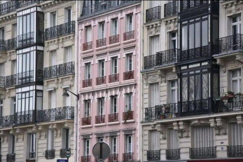 un grand bâtiment avec des balcons sur le côté dans l'établissement Coeur de Paris Joli Nid Calme Clair type Cabine pied Notre Dame, à Paris