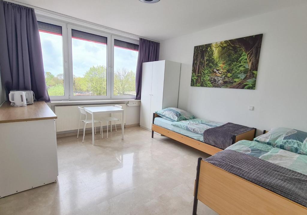 Postel nebo postele na pokoji v ubytování ein Doppelzimmer und ein Dreibettzimmer bei Hamburg