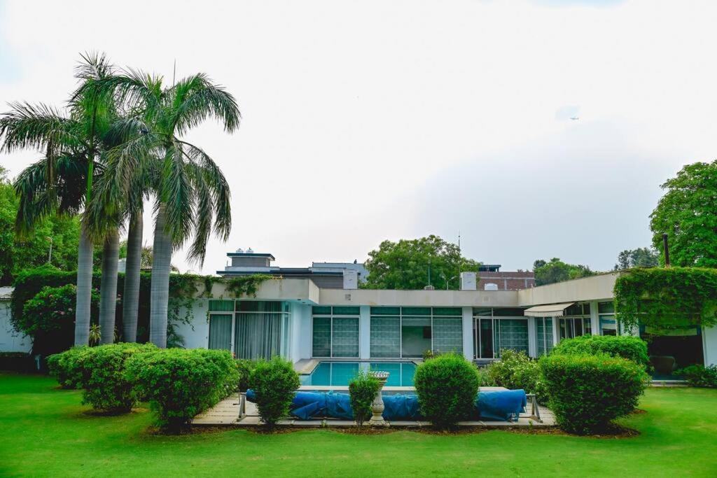 Κήπος έξω από το Udman Luxe Villa Chattarpur