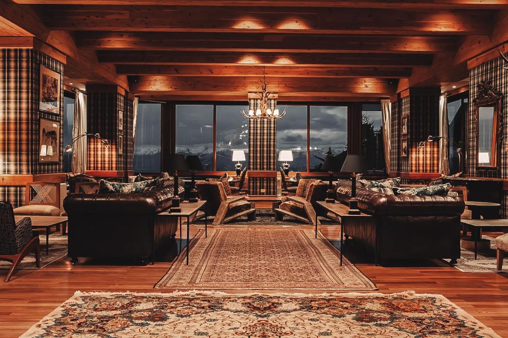 Uma área de estar em Hotel Catedral Ski & Wellness
