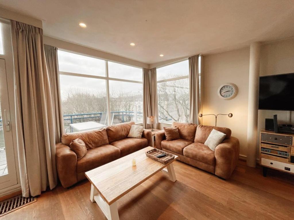 een woonkamer met een bank en een salontafel bij Hello Zeeland - Appartement Loverendale 31 in Domburg