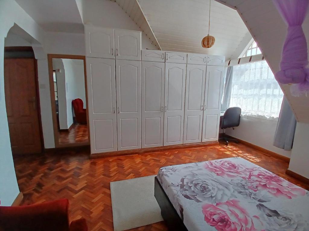 Postel nebo postele na pokoji v ubytování Spacious Ensuite Room Lavington