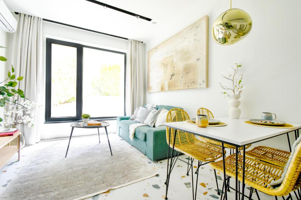 Lux Duplex Prime Location, Ac, Streaming, Desk