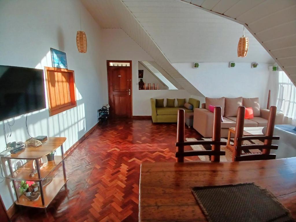 TV a/nebo společenská místnost v ubytování Spacious Ensuite Room Lavington
