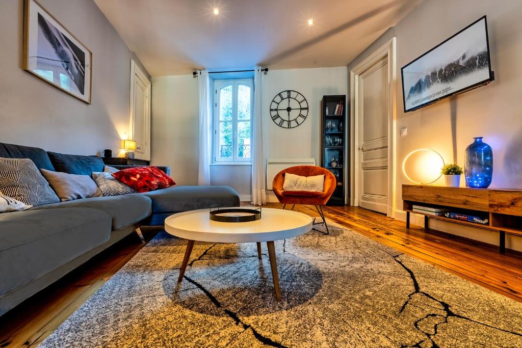 un salon avec un canapé et une table dans l'établissement Au dessus des toits, à Cauterets