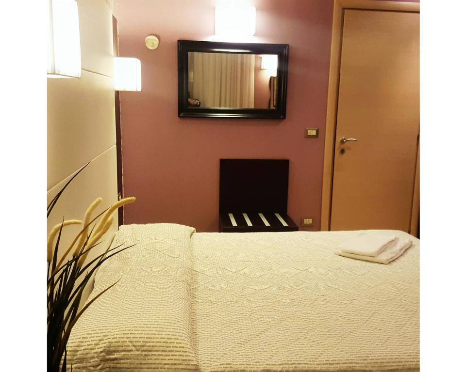Łóżko lub łóżka w pokoju w obiekcie B&B Emozioni Romane