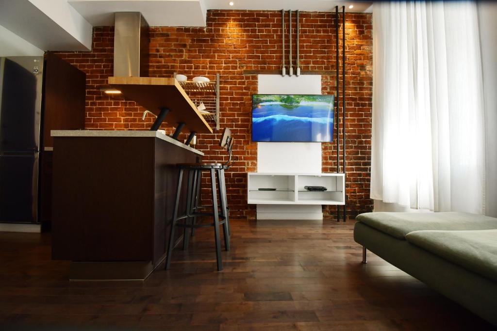 TV a/nebo společenská místnost v ubytování Maison Évangéline by Bower Boutique Hotels