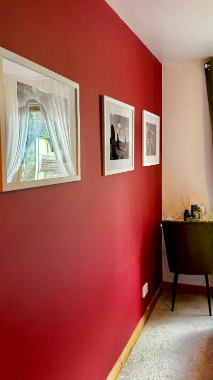 A seating area at Scotland Live Cosy Guest Room in Tobermory