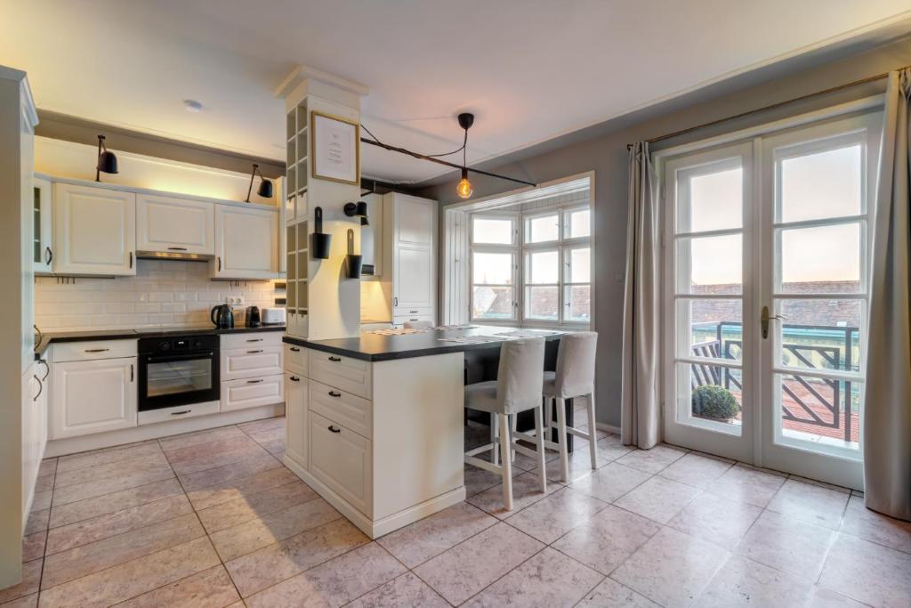 A kitchen or kitchenette at DONATICOEUR Residence