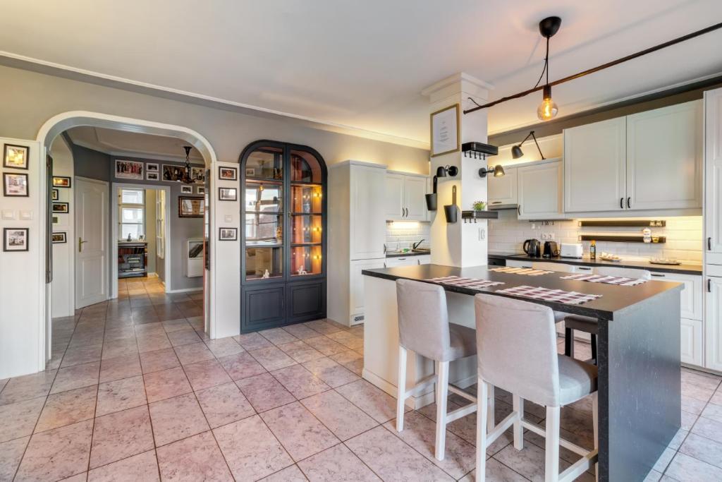 A kitchen or kitchenette at DONATICOEUR Residence
