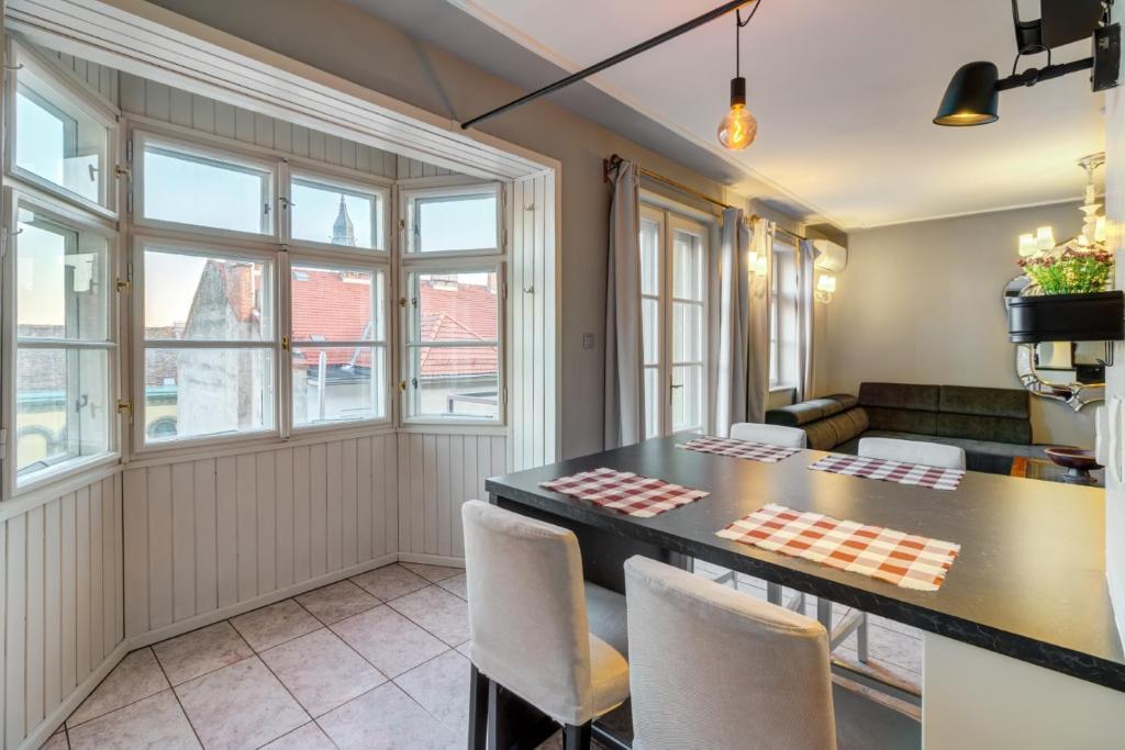 A kitchen or kitchenette at DONATICOEUR Residence