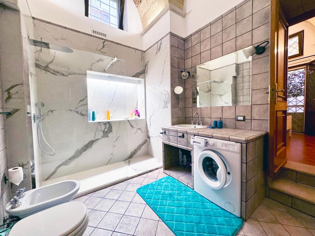 een badkamer met wastafel en wasmachine bij Casa Ginevra, private Parking in Lecce