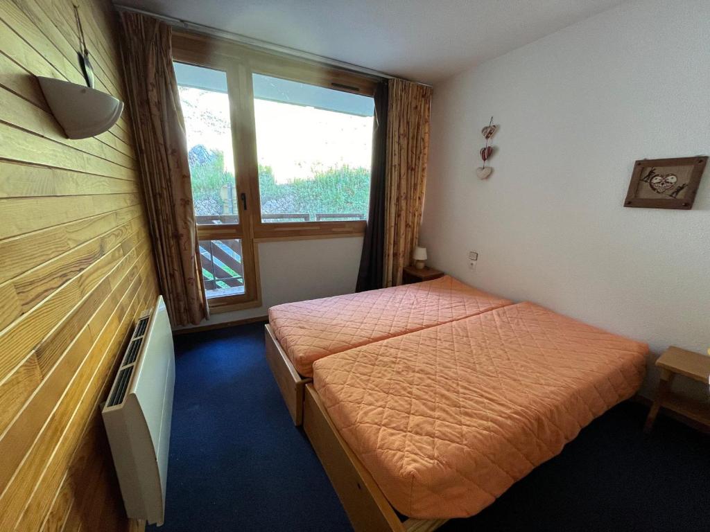 une petite chambre avec deux lits et une fenêtre dans l'établissement Spacieux appartement 3 pièces pour 8 personnes avec balcon, centre station - FR-1-181-2113, à La Plagne Tarentaise
