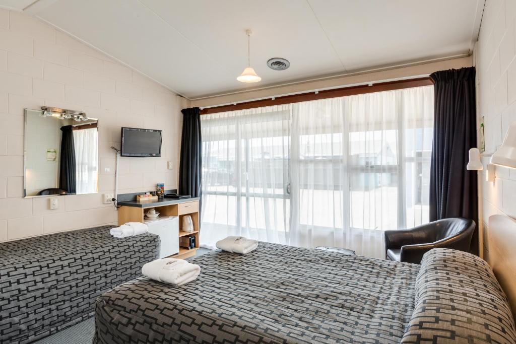 Postel nebo postele na pokoji v ubytování Ocean Beach Hotel