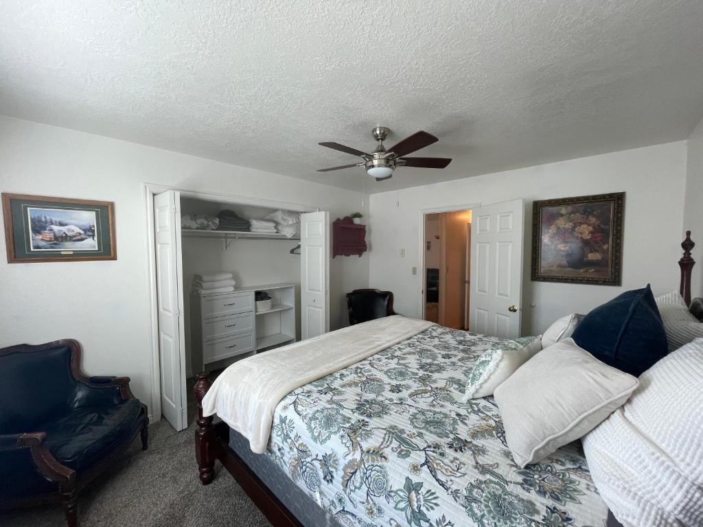una camera da letto con un letto e un ventilatore a soffitto di Zion Cottage Glendale a Glendale