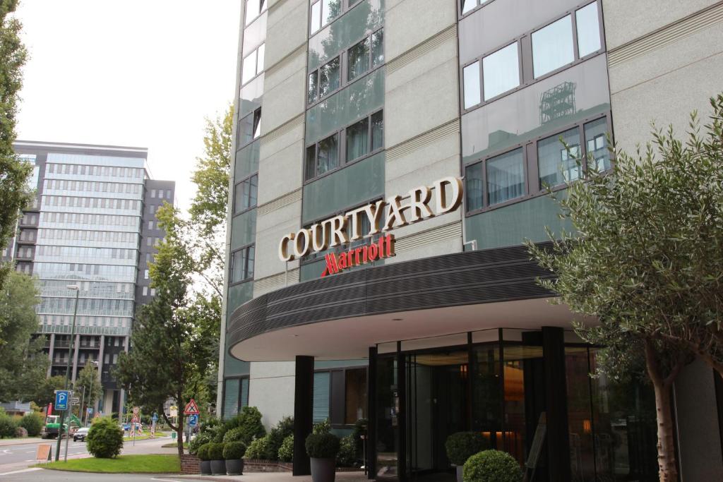 un edificio con un cartello sul lato di Courtyard by Marriott Düsseldorf Seestern a Dusseldorf